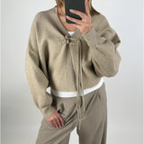 Stemningsbillede af pige der bærer en beige ELLIOT cardigan. Fra BySofieSønderby