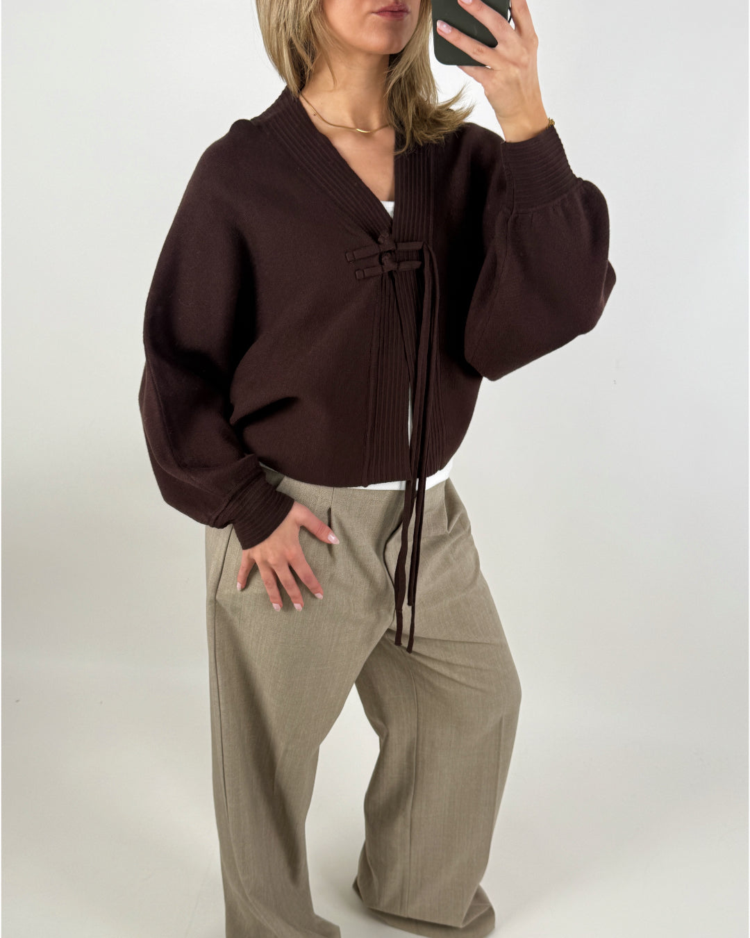 Stemningsbillede af pige der bærer en brun ELLIOT cardigan. Fra BySofieSønderby