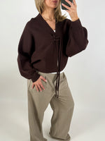 Stemningsbillede af pige der bærer en brun ELLIOT cardigan. Fra BySofieSønderby