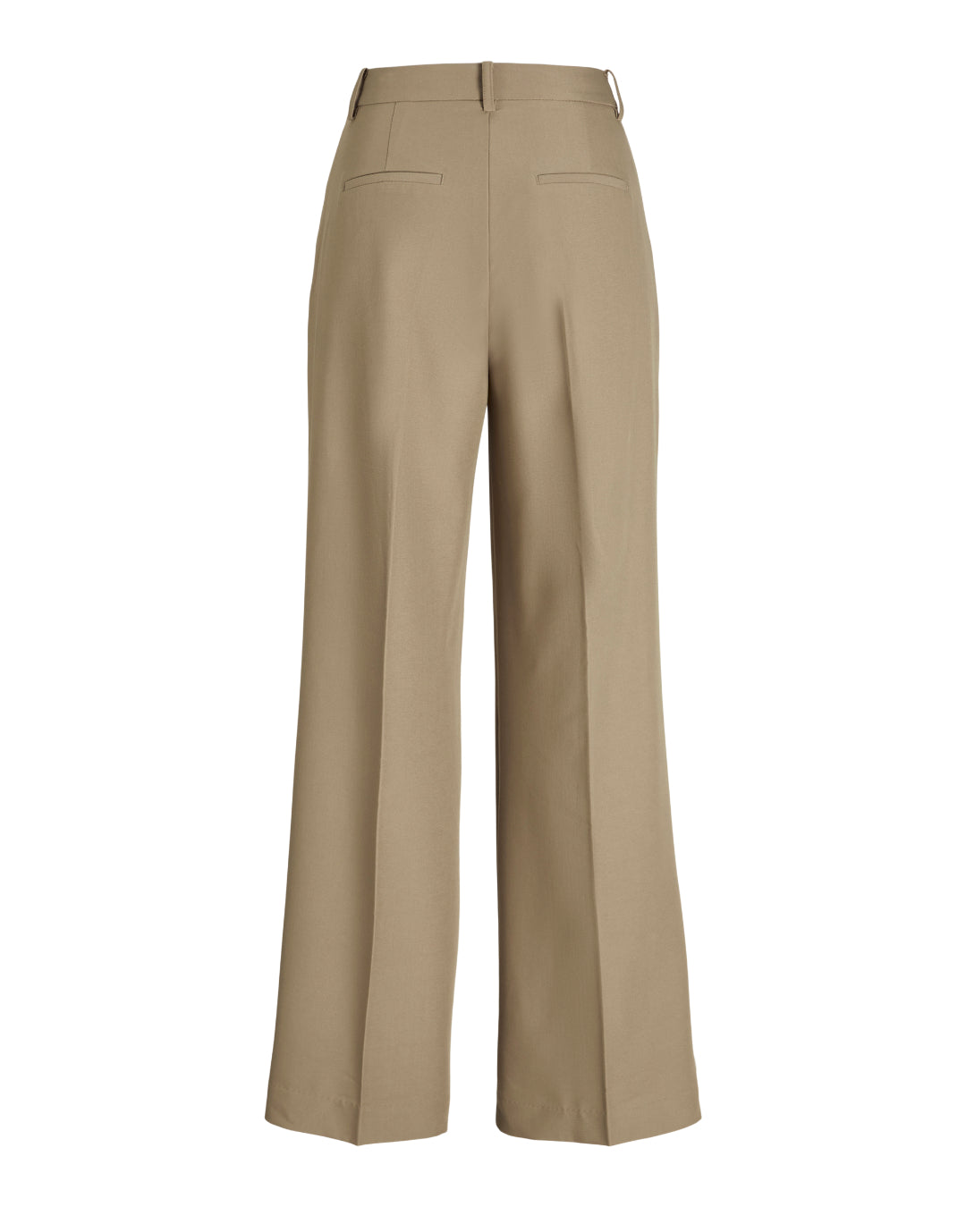Bukser i beige farve hænger, set bagfra med sidelommer og bæltestropper. De er i et rum med en neutral baggrund.