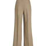 Bukser i beige farve hænger, set bagfra med sidelommer og bæltestropper. De er i et rum med en neutral baggrund.