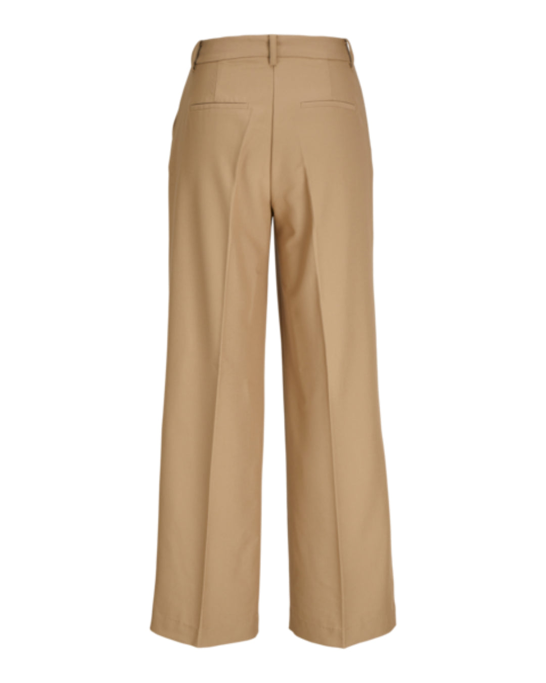 Beige bukser hænger stille, med fokus på baglommer og bæltestropper, mod en hvid baggrund.