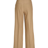 Beige bukser hænger stille, med fokus på baglommer og bæltestropper, mod en hvid baggrund.