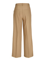 Beige bukser hænger stille, med fokus på baglommer og bæltestropper, mod en hvid baggrund.
