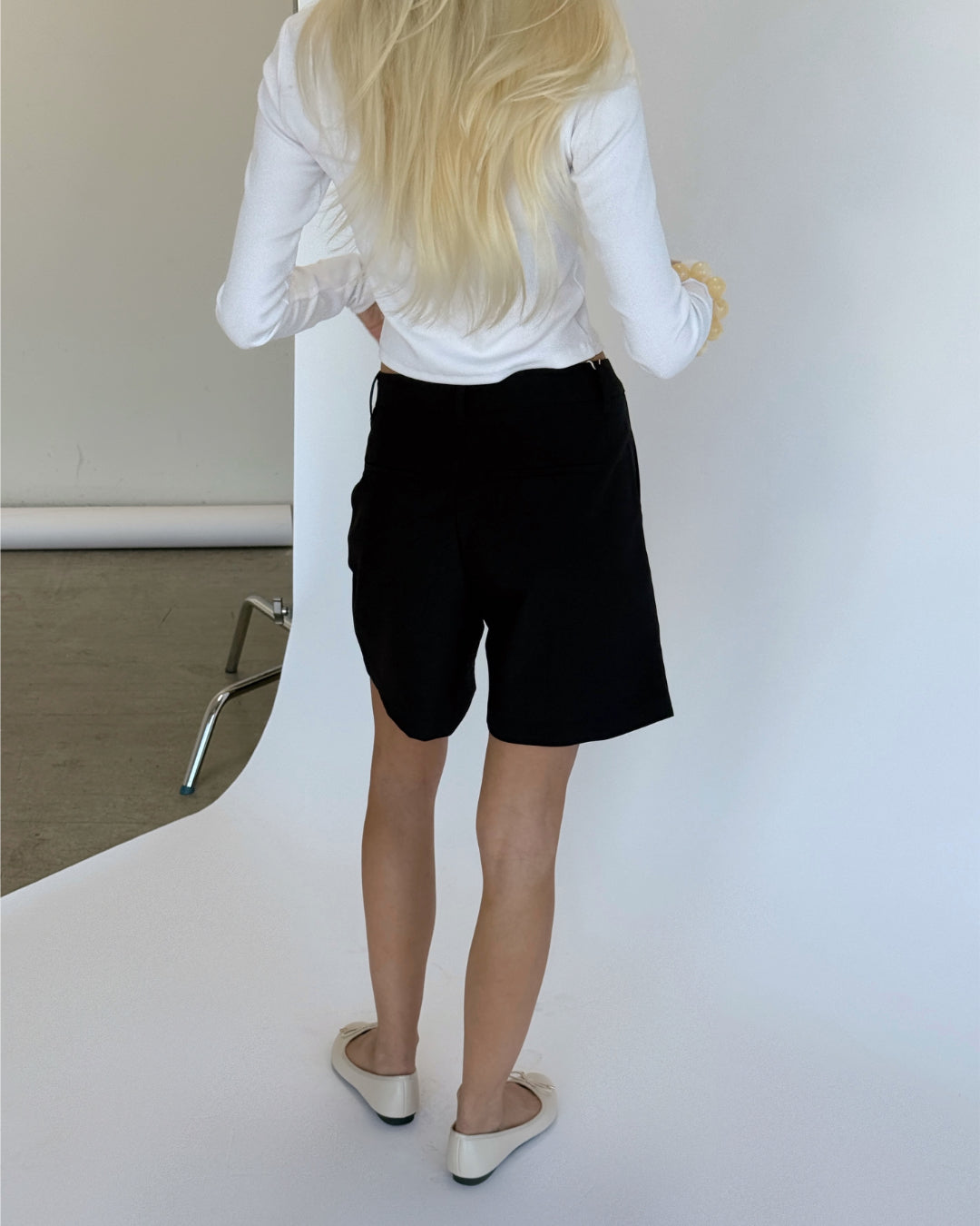 Modelbillede af sorte ELLIS shorts. Set bagfra. Fra BySofieSønderby
