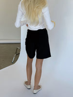 Modelbillede af sorte ELLIS shorts. Set bagfra. Fra BySofieSønderby