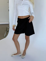 Modelbillede af sorte ELLIS shorts. Set forfra. Fra BySofieSønderby