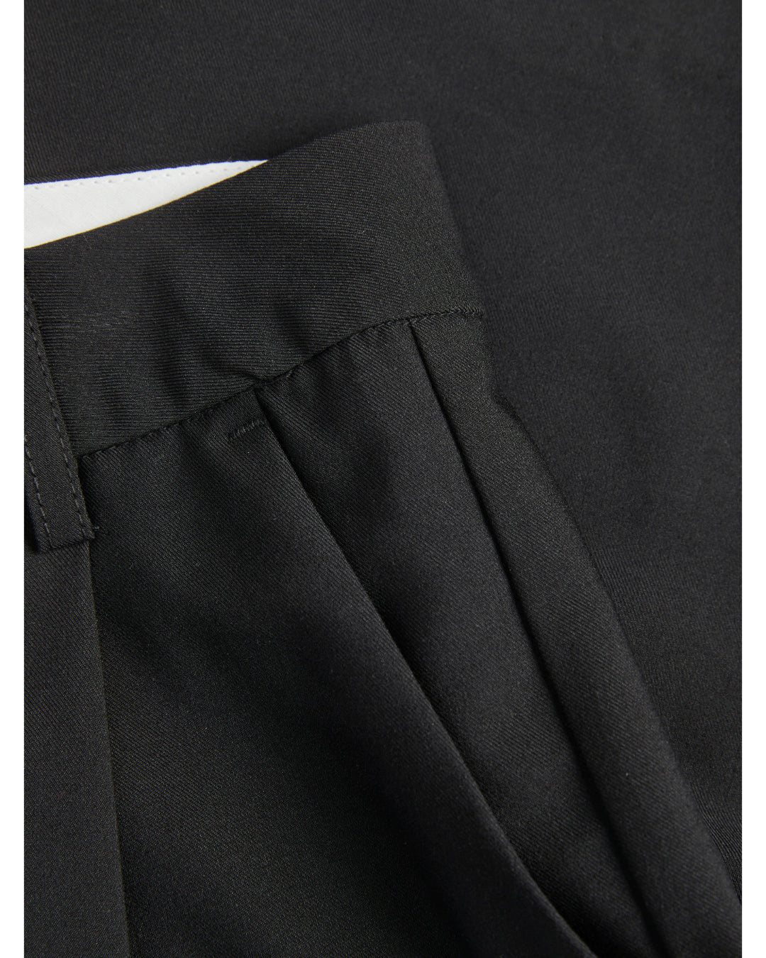 Detaljebillede af sorte ELLIS shorts. Fra BySofieSønderby