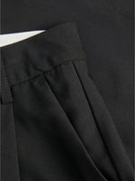 Detaljebillede af sorte ELLIS shorts. Fra BySofieSønderby