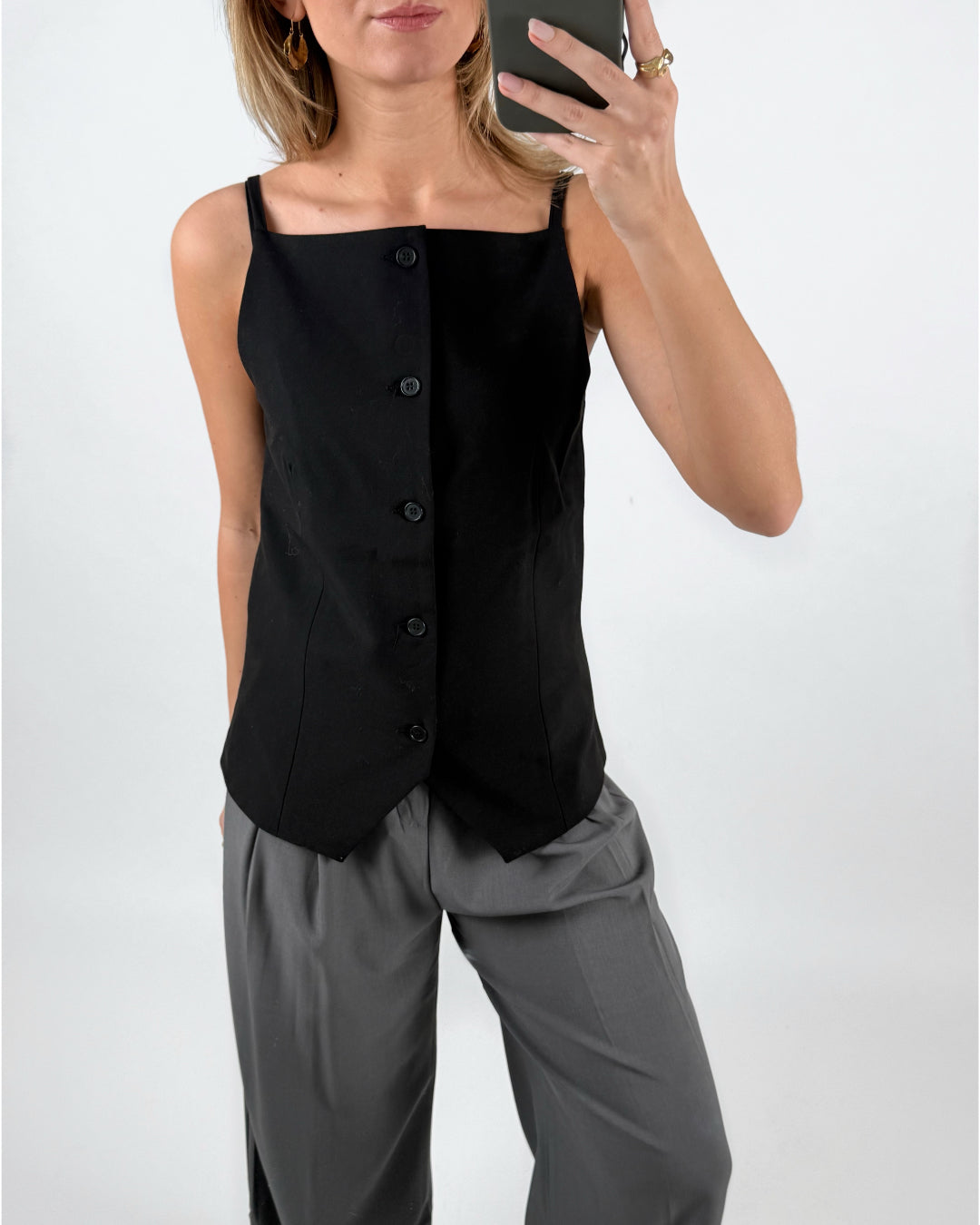 Modelfoto af pige med sort ELLIS top med stropper og knapper, samt grå MILAN bukser. Set forfra. Alt er fra BySofieSønderby