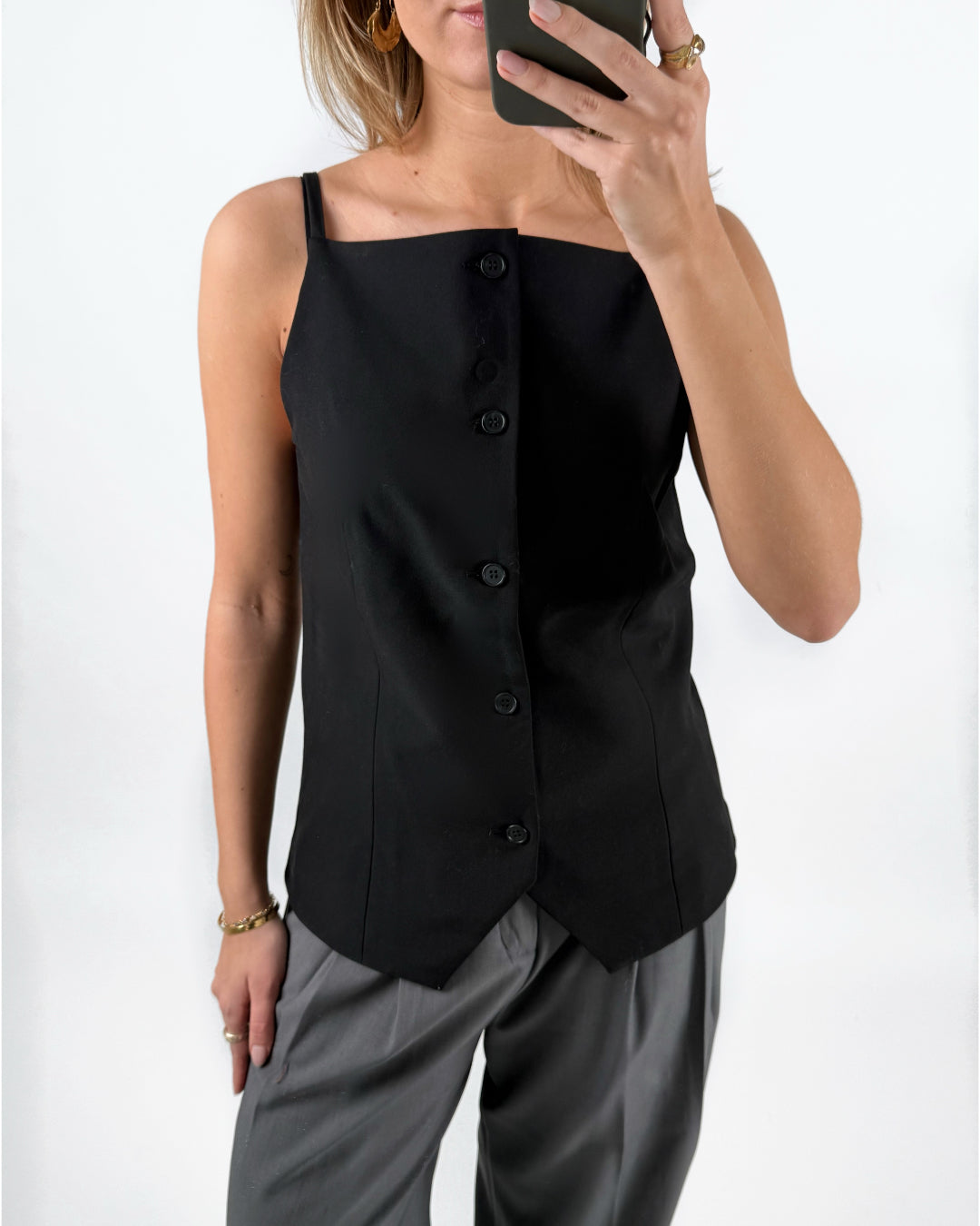 Modelfoto af pige med sort ELLIS top med stropper og knapper, samt grå MILAN bukser. Set forfra. Alt er fra BySofieSønderby