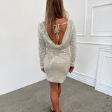 Modelfoto af pige i cremefarvet ELODIE kjole, samt sorte sko med hæl. Alt er fra BySofieSønderby.