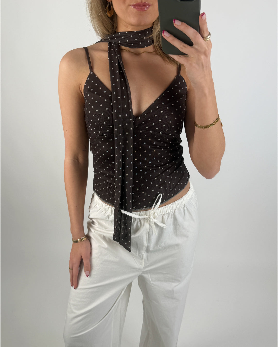 Modelbillede af brun ELVIRA top. Set forfra. Fra BySofieSønderby