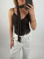 Modelbillede af brun ELVIRA top. Set forfra. Fra BySofieSønderby