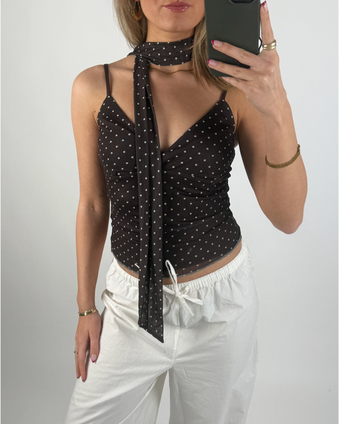 Modelbillede af brun ELVIRA top. Set forfra. Fra BySofieSønderby