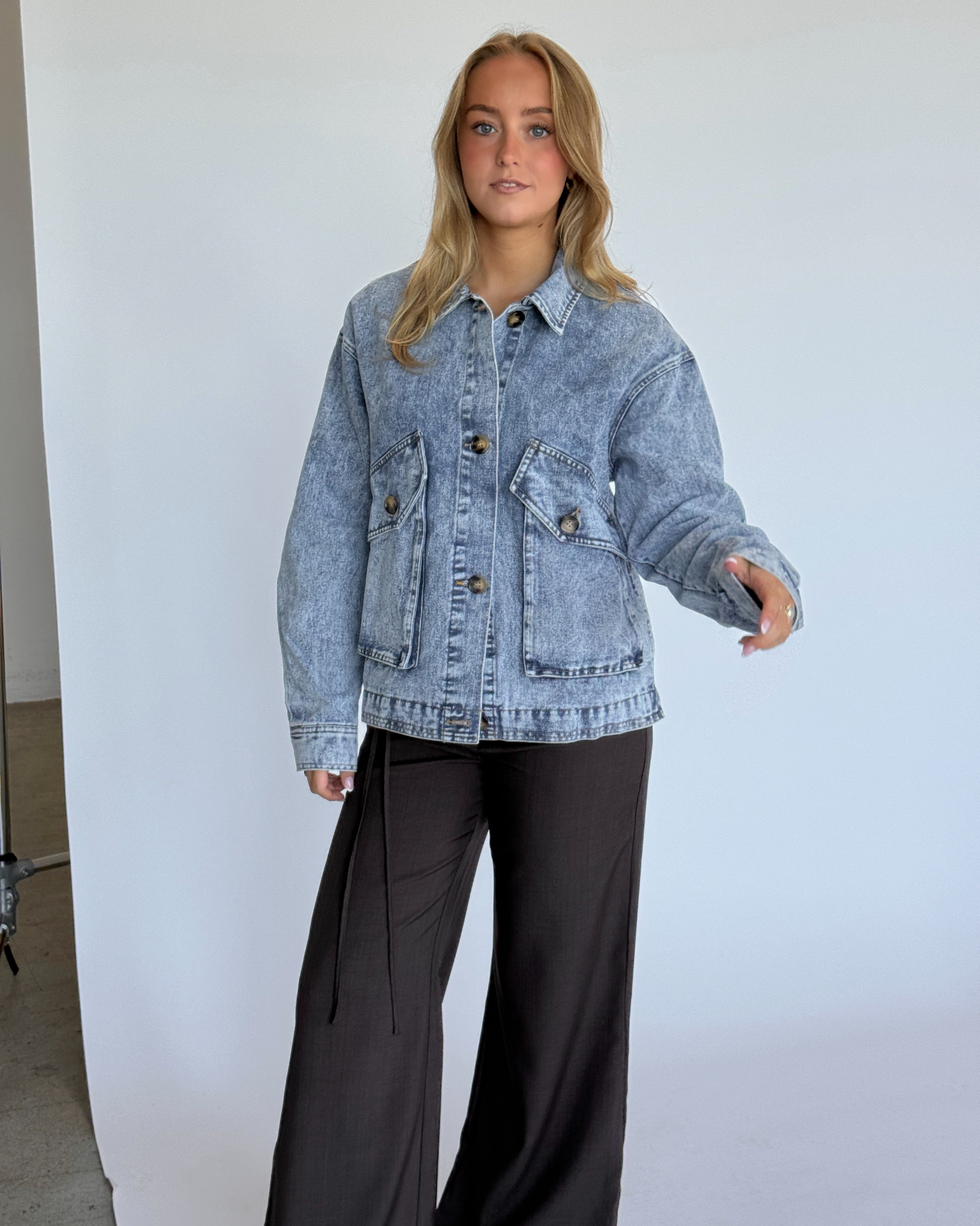 Modelbillede af EMMA jakke i denim. Fra BySofieSønderby