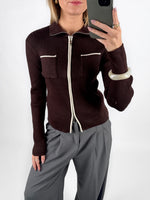 Modelfoto af pige i brun EMRYN zip-strik  og grå LISA bukser. Alt er fra BySofieSønderby.