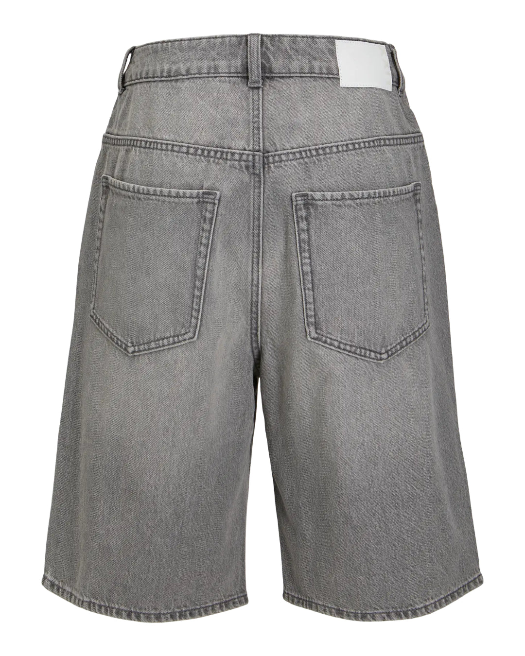 Grå denimshorts hænger med synlige baglommer og bæltestropper i en neutrale baggrund.