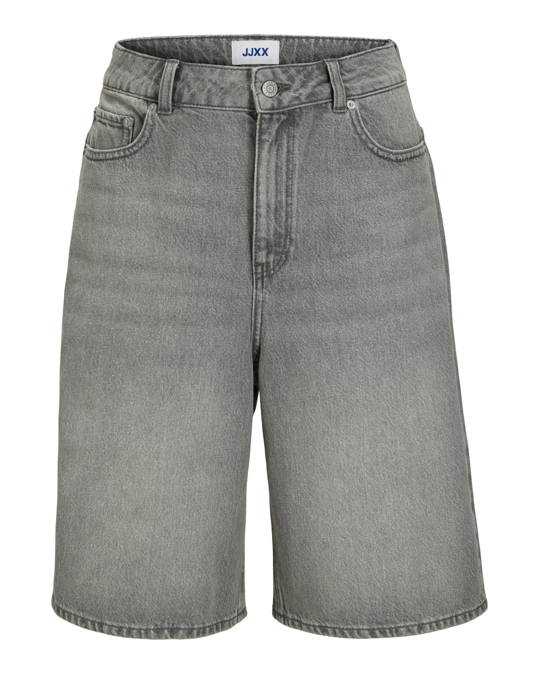 Grå denimshorts står i front, med en lukket knap og lynlås, omgivet af en hvid baggrund. Øverst ses mærket "JJXX".