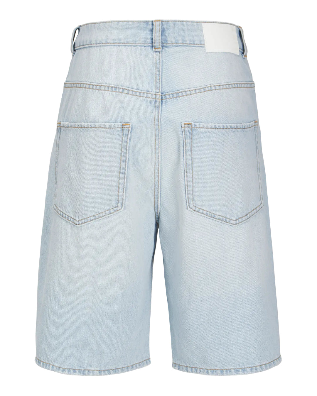 Lyseblå denimshorts vises fra bagsiden. De har to baglommer og et hvidt mærke på linningen. Korssting dekorerer lommerne. Baggrunden er ensfarvet hvid.