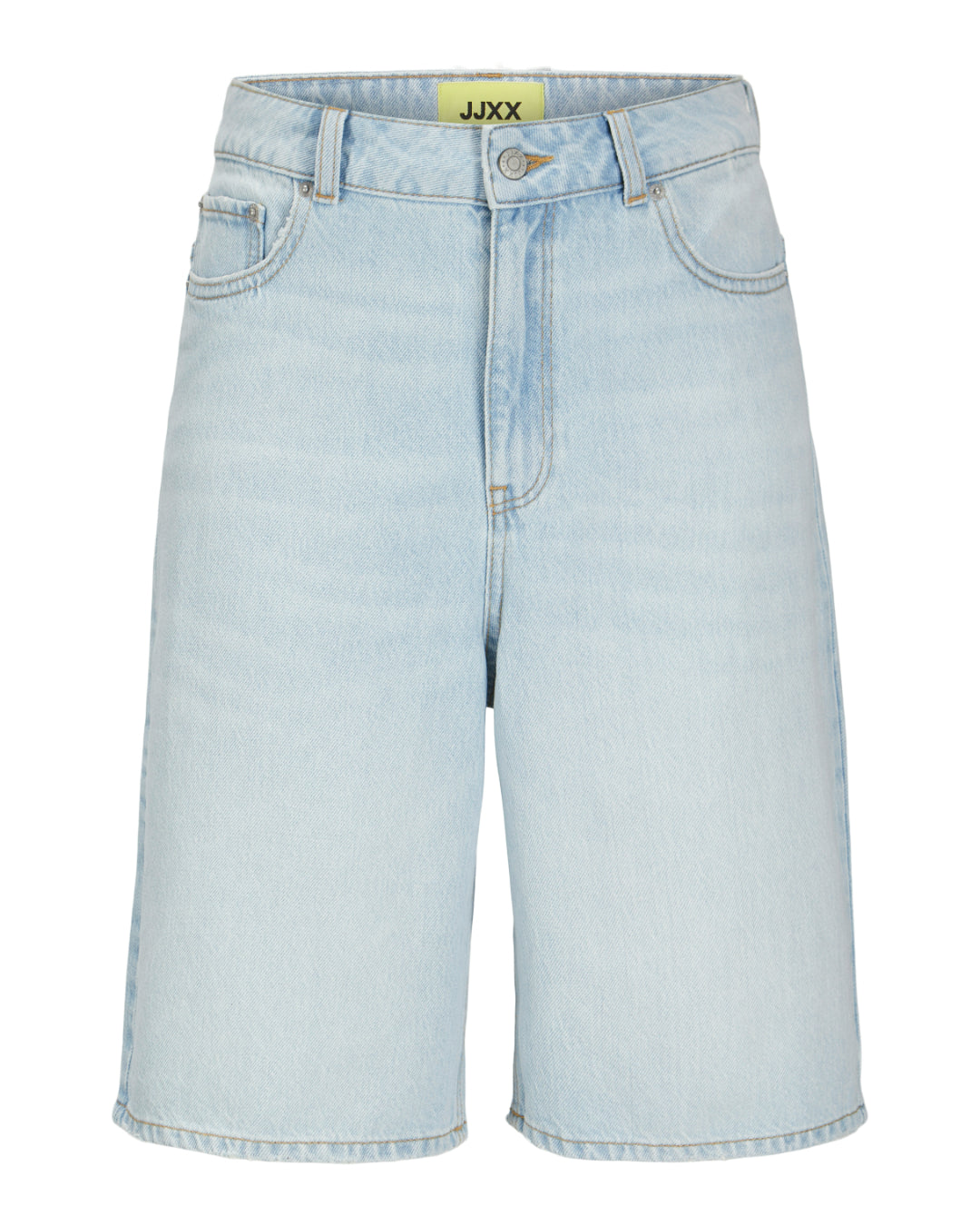 Lyseblå denimshorts med klassisk femlommers design. De står oprejst og viser et guldfarvet mærke indeni, med teksten "JJXX". Baggrunden er hvid og neutral.