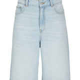 Lyseblå denimshorts med klassisk femlommers design. De står oprejst og viser et guldfarvet mærke indeni, med teksten "JJXX". Baggrunden er hvid og neutral.