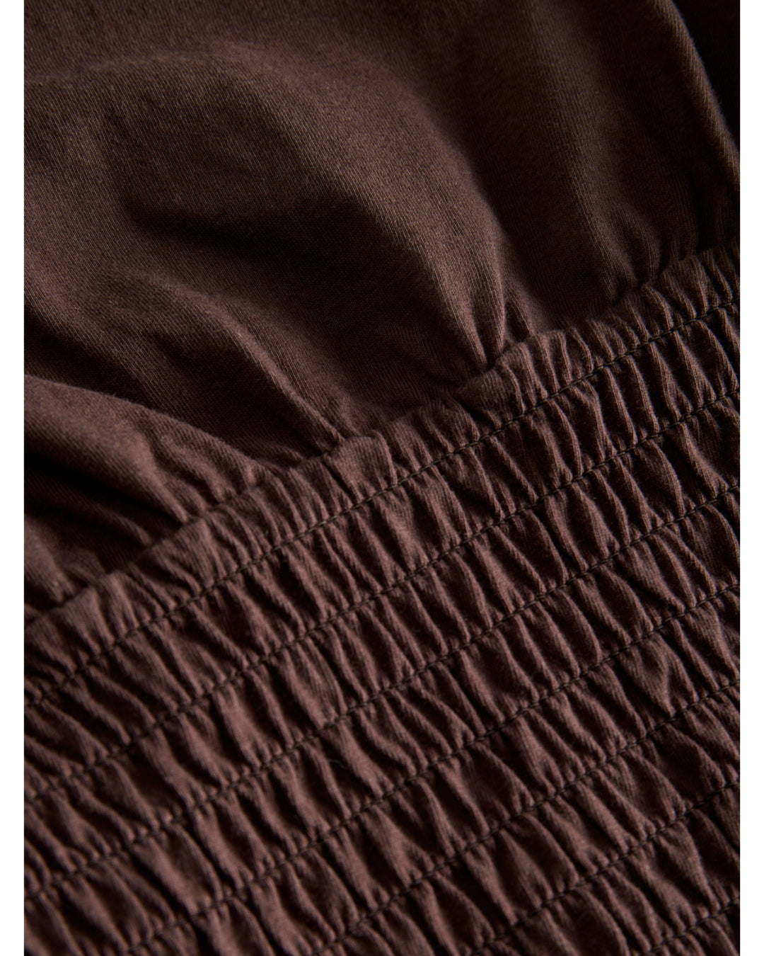 Detaljebillede af brun EVELYN smock top. Fra BySofieSønderby