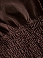 Detaljebillede af brun EVELYN smock top. Fra BySofieSønderby