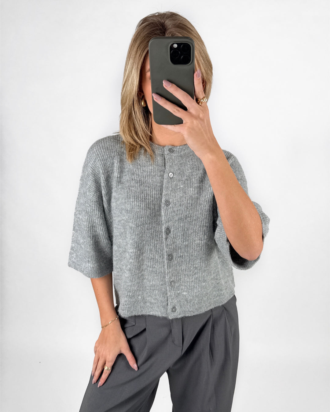 Modelfoto af pige i grå EVI strik t-shirt med knapper og grå LISA bukser. Alt er fra BySofieSønderby.