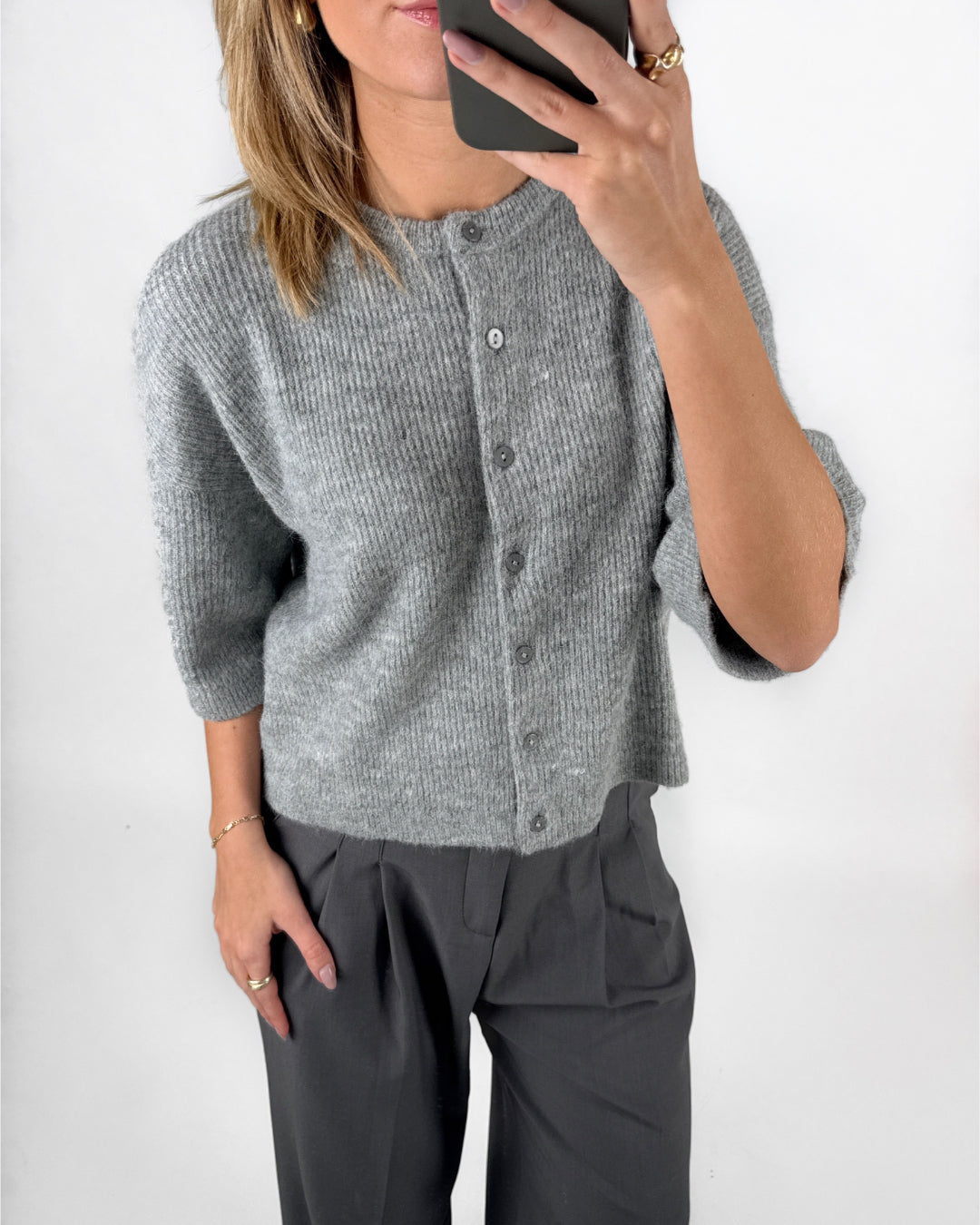 Modelfoto af pige i grå EVI strik t-shirt med knapper og grå LISA bukser. Alt er fra BySofieSønderby.