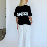 Modelbillede af navy SNDRB t-shirt med grå camouflage tryk. Set bagfra. Fra BySofieSønderby