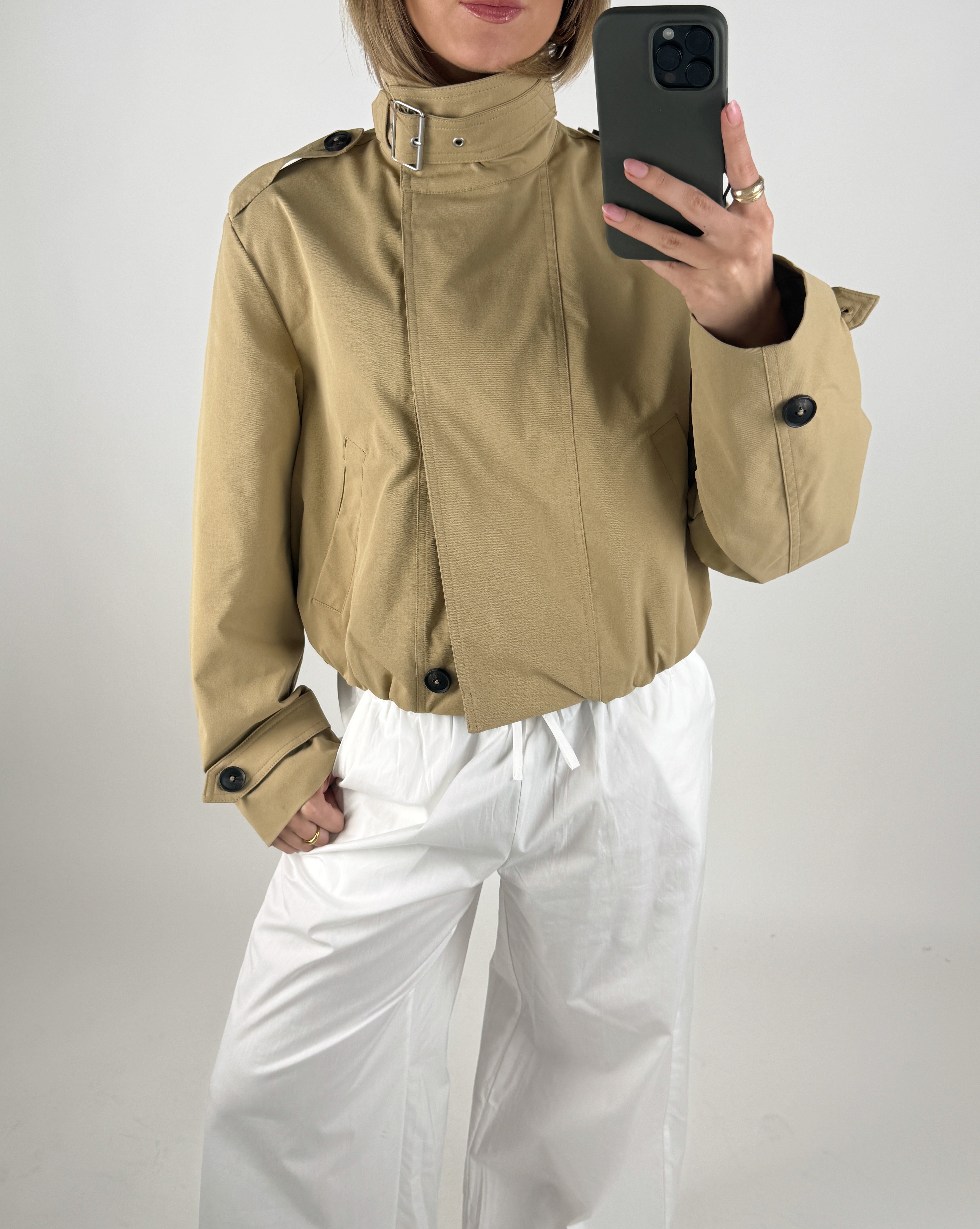 Modelbillede af sand farvet CARO jakke. Set forfra. Fra BySofieSønderby