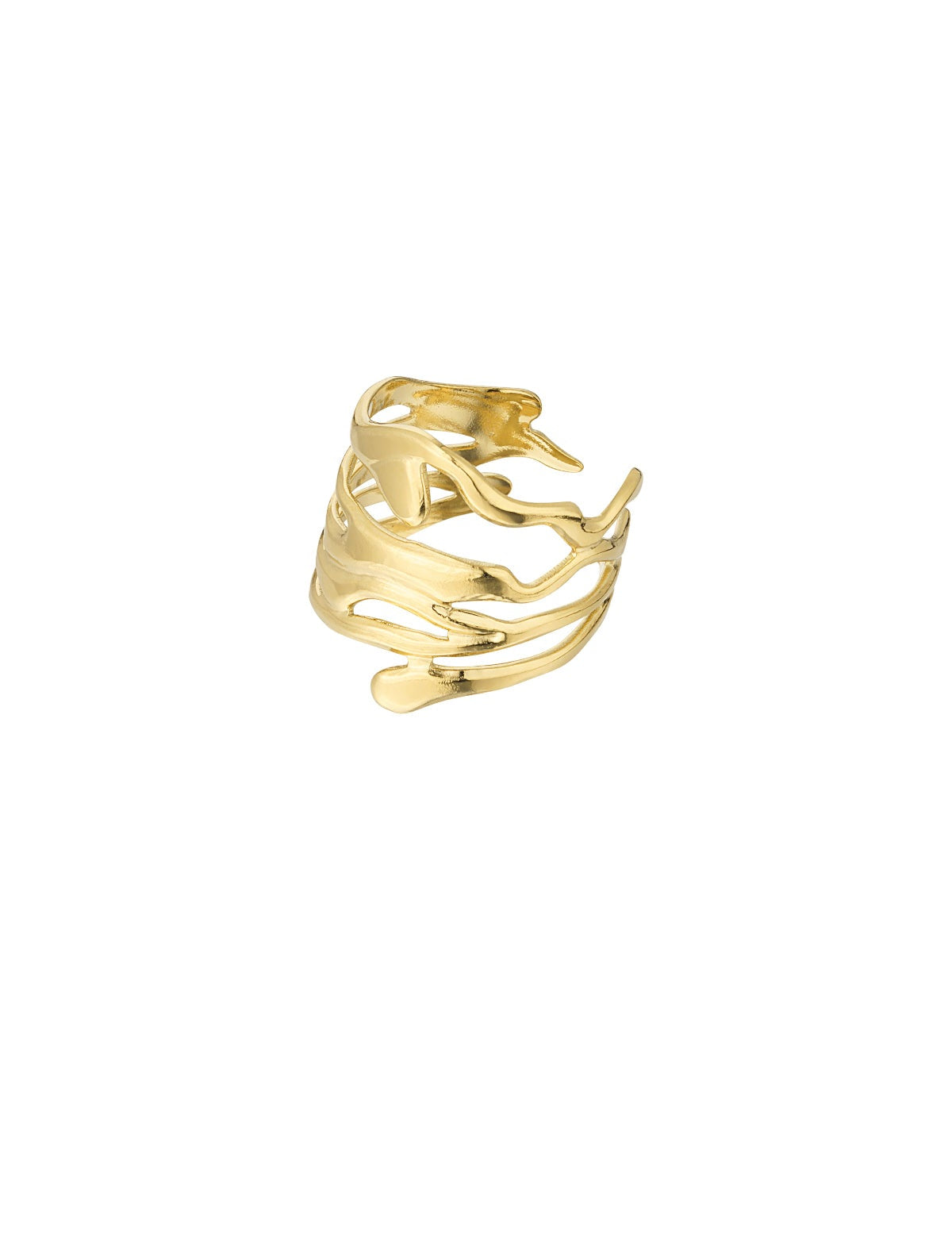 Guldring formet i bølgede, organiske linjer. Den hviler frit, uden baggrund, og udstråler en kunstnerisk, struktureret elegance i en minimalistisk komposition.