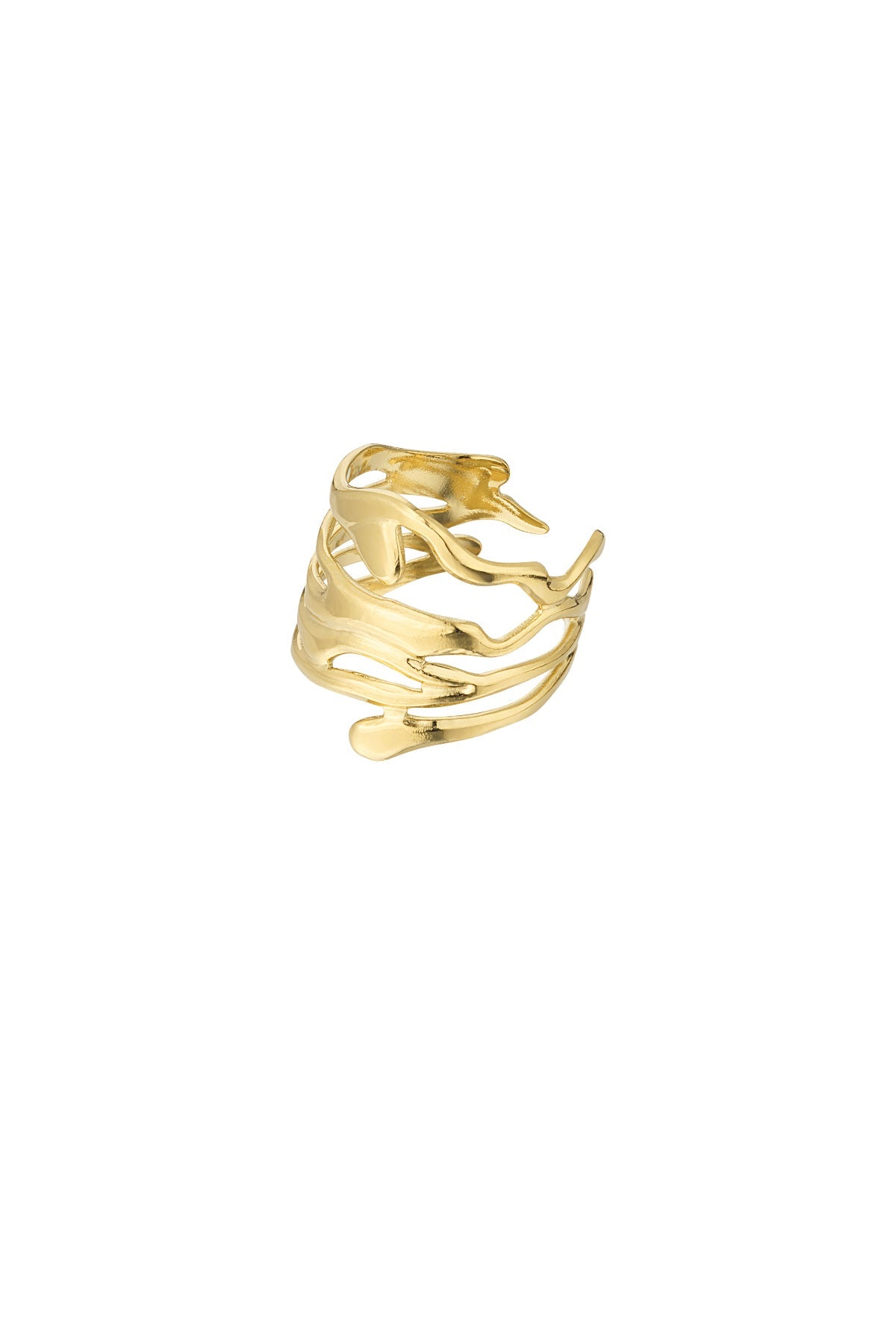 Guldring formet i bølgede, organiske linjer. Den hviler frit, uden baggrund, og udstråler en kunstnerisk, struktureret elegance i en minimalistisk komposition.