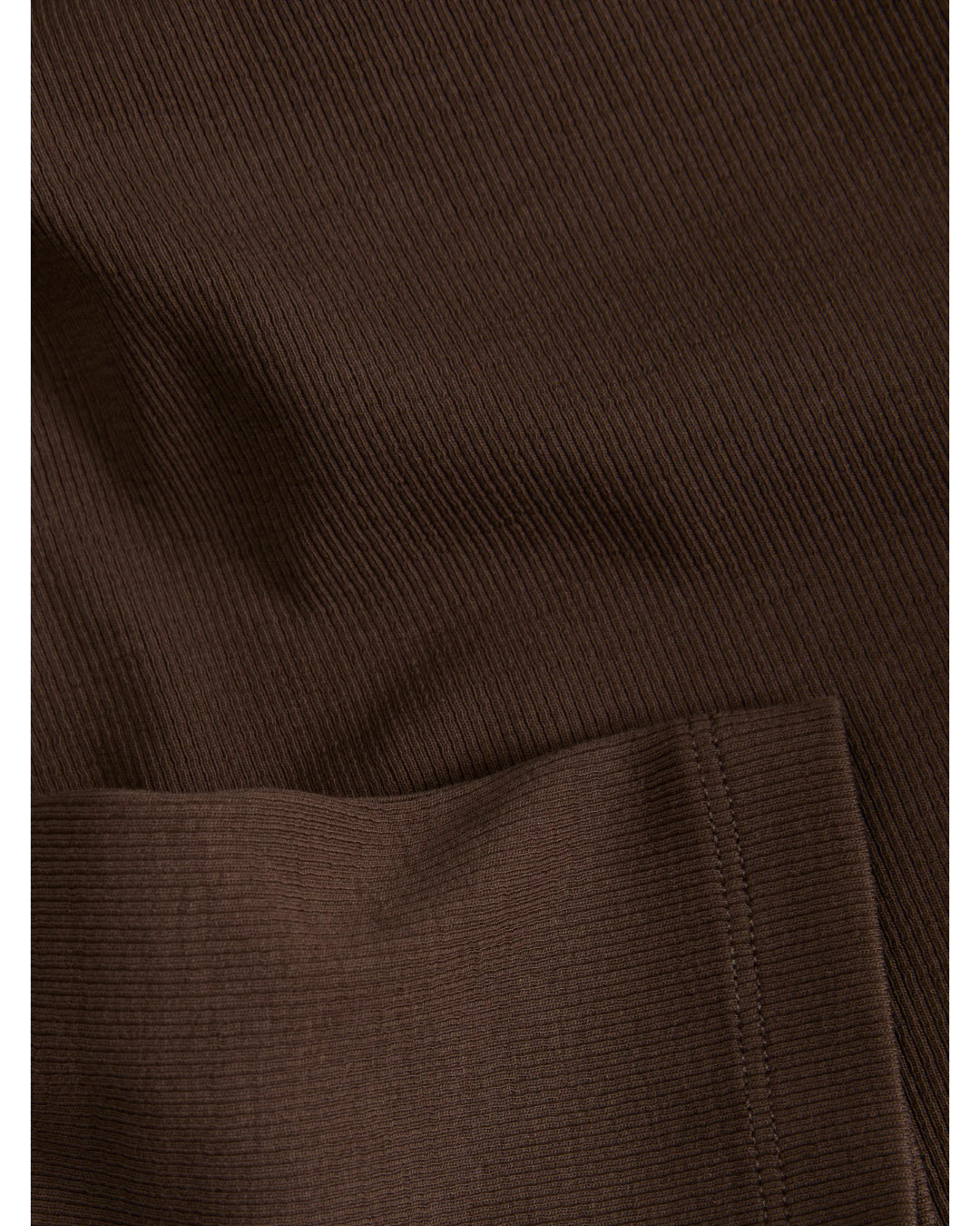 Detaljebillede af brun FIFI boatneck top med 3/4 ærmer. Fra BySofieSønderby