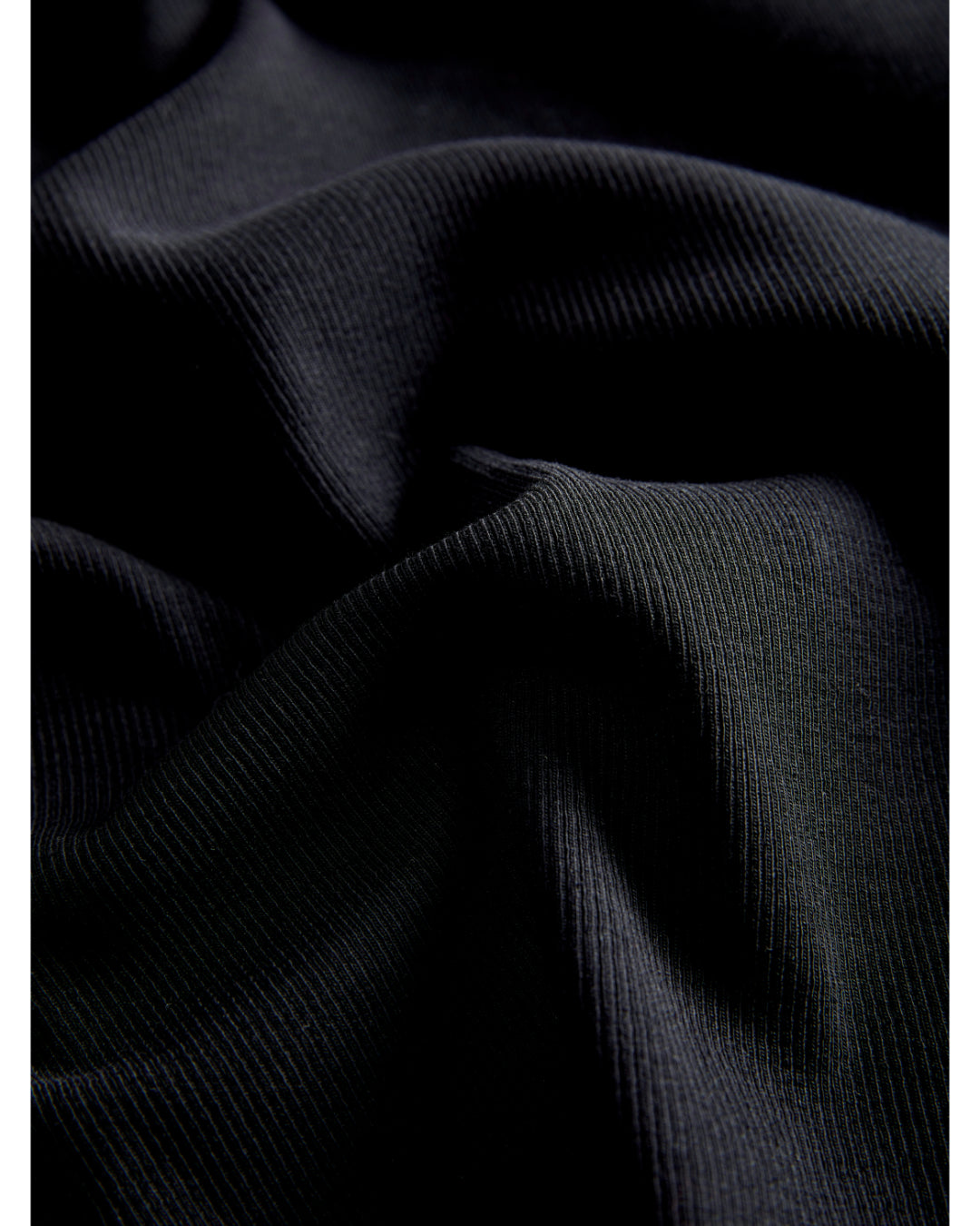 Detaljefoto af sort Fifi boatneck bluse. Fra BySofieSønderby