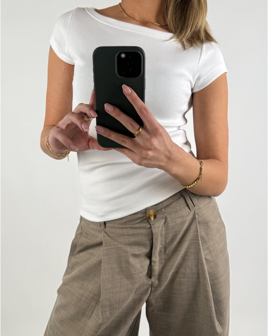 Modelbillede af hvid FIFI boatneck t-shirt. Set forfra. Fra BySofieSønderby