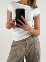 Modelbillede af hvid FIFI boatneck t-shirt. Set forfra. Fra BySofieSønderby