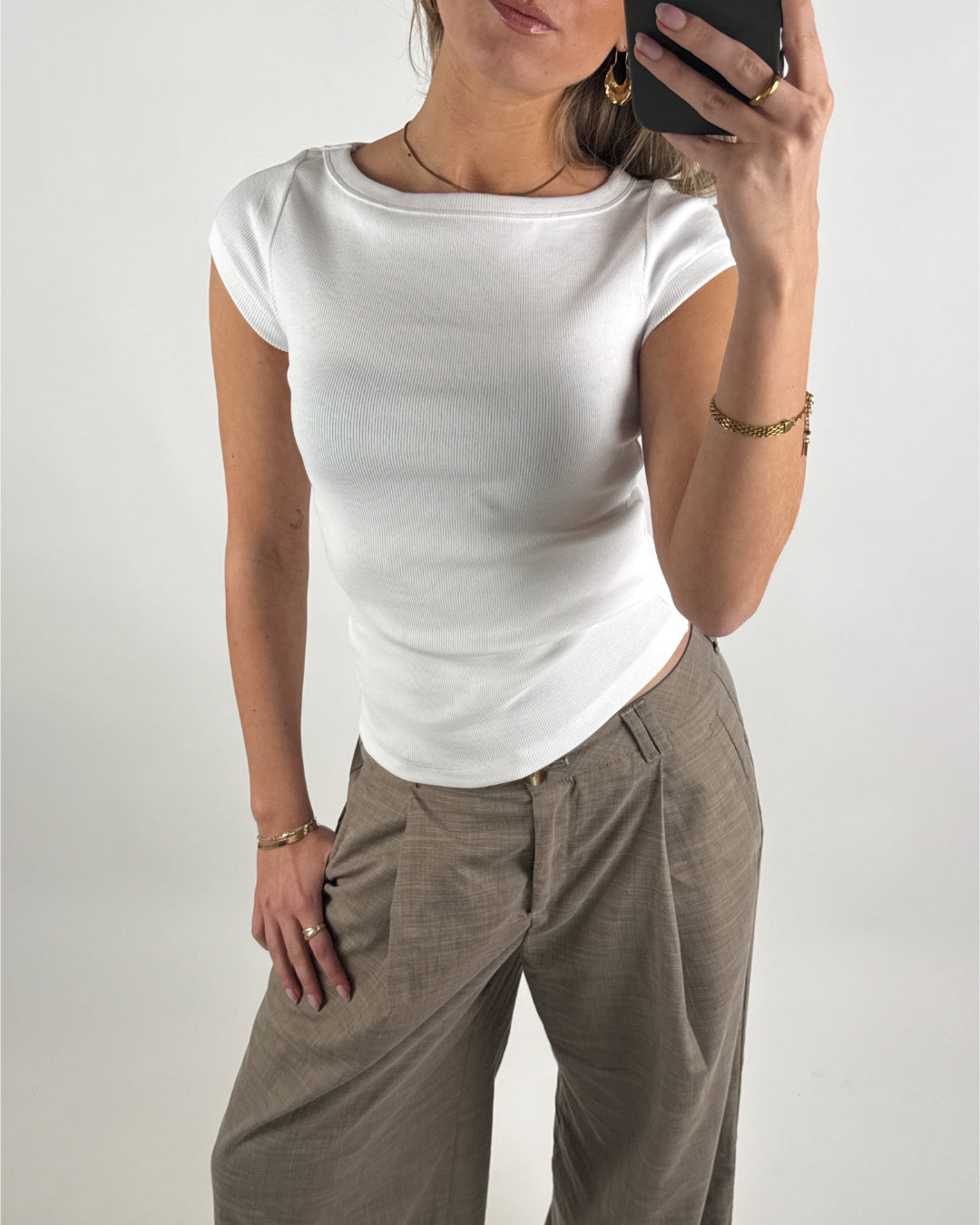 Modelbillede af hvid FIFI boatneck t-shirt. Set forfra. Fra BySofieSønderby