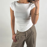 Modelbillede af hvid FIFI boatneck t-shirt. Set forfra. Fra BySofieSønderby