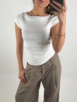 Modelbillede af hvid FIFI boatneck t-shirt. Set forfra. Fra BySofieSønderby