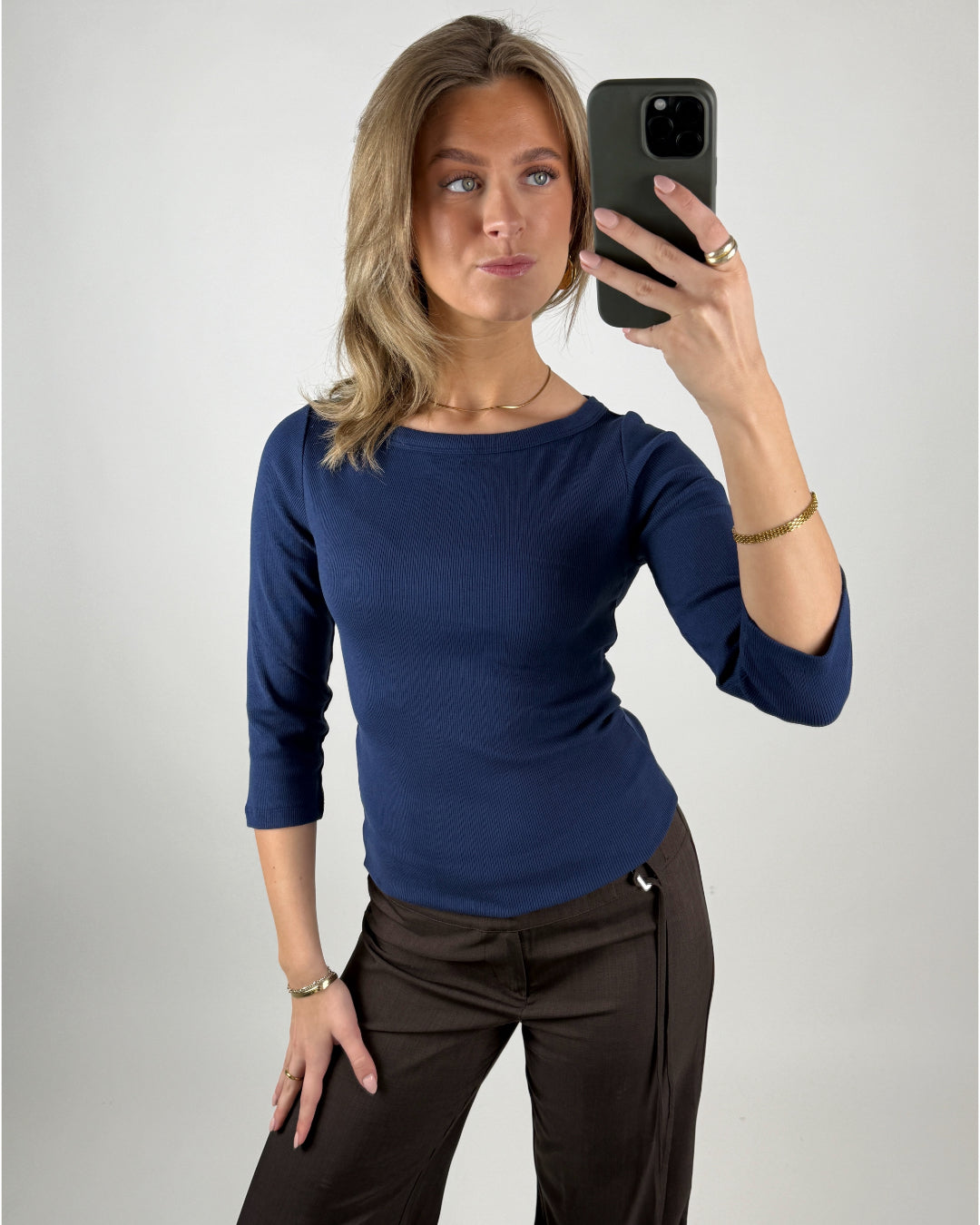 Modelbillede af navy FIFI boatneck top. Set forfra. Fra BySofieSønderby