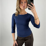 Modelbillede af navy FIFI boatneck top. Set forfra. Fra BySofieSønderby