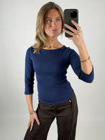 Modelbillede af navy FIFI boatneck top. Set forfra. Fra BySofieSønderby