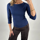 Modelbillede af navy FIFI boatneck top. Set forfra. Fra BySofieSønderby
