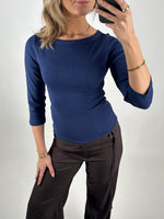 Modelbillede af navy FIFI boatneck top. Set forfra. Fra BySofieSønderby