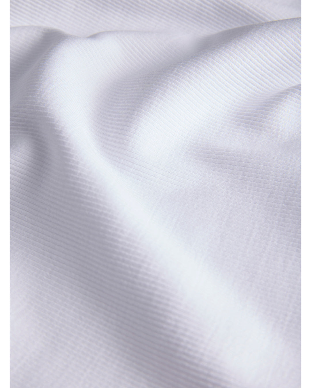 Detaljebillede af hvid FIFI boatneck t-shirt med korteærmer. Fra BySofieSønderby