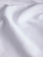 Detaljebillede af hvid FIFI boatneck t-shirt med korteærmer. Fra BySofieSønderby