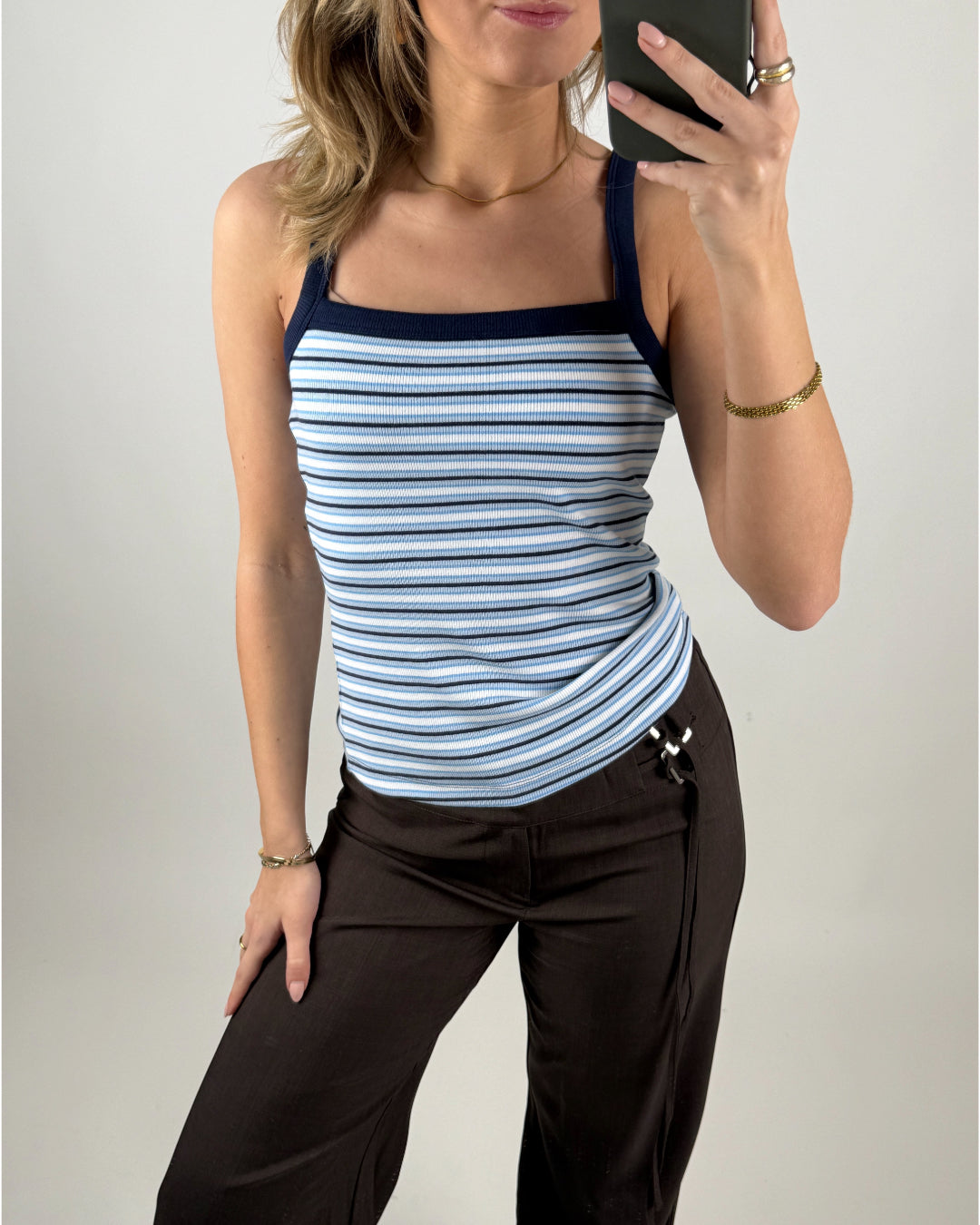 Modelbillede af blå FIFI top. Set forfra. Fra BySofieSønderbys