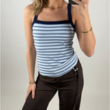 Modelbillede af blå FIFI top. Set forfra. Fra BySofieSønderbys